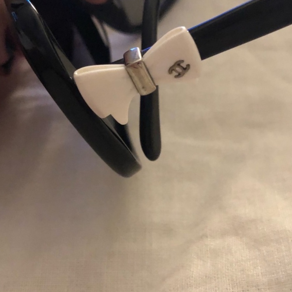 CHANEL Elegant Black Sunglasses - Picture 2 of 3